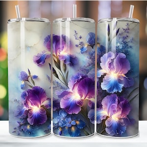 Könnte beinhalten: Drei Edelstahlbecher mit weißem Marmorhintergrund und einem Blumendesign mit violetten und blauen Iris.