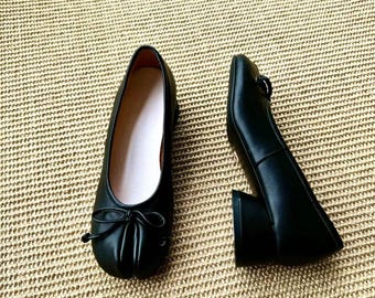 Zapatos planos de piel Tabi con puntera dividida para mujer.