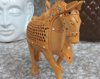 Estatuilla de caballo de madera tallada a mano: decoración india para el hogar (20 cm)