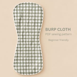 Puede incluir: Un paño de eructos en forma de reloj de arena con un patrón de cuadros vichy en verde salvia y blanco. El texto BURP CLOTH PDF sewing pattern Beginner friendly está impreso a la derecha del paño. Tiene un borde cosido en blanco.