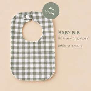 Può includere: Una bavaglino per neonati con motivo a quadretti vichy verde salvia e bianco, dotato di una chiusura a pressione bianca sul collo. Il testo sull'immagine recita 0-4 Years, BABY BIB, PDF sewing pattern e Beginner friendly.