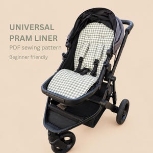 Op de afbeelding: Een zwarte kinderwagen met drie wielen, voorzien van een inlegger van saliegroen met witte vichy-ruitjesstof, bijpassende gordelbeschermers en een zwarte kap. De tekst op de afbeelding luidt: UNIVERSAL PRAM LINER, PDF sewing pattern, Beginner friendly.