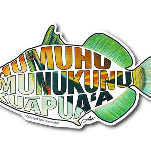 Könnte beinhalten: Ein Aufkleber in Fischform mit dem Schriftzug "HUMU HUMU NUKUNUKU APUA'A". Der Fisch hat grüne Flossen und einen Schwanz sowie einen Körper in Orange, Gelb und Blau. Copyright 2024 Joe Shahan.