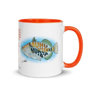 Może przedstawiać: Biały kubek ceramiczny z pomarańczową krawędzią i uchwytem. Kubek przedstawia kolorową ilustrację ryby z tekstem "Humuhumunukunukuapua'a" na niej.