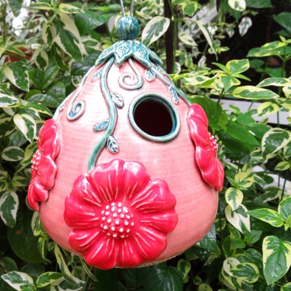 Birdhouse céramique rose, couvert de fleurs jardin Art poterie artisanale cadeau pour jardinier