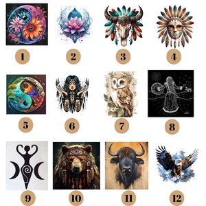 Peut inclure: Une collection de douze impressions d'art num&eacute;rique pr&eacute;sentant des motifs spirituels et inspir&eacute;s de la nature. Les images incluent un symbole yin-yang, une fleur de lotus, un hibou, un ours, un aigle et d'autres illustrations mystiques. Chaque image est num&eacute;rot&eacute;e avec un cercle dor&eacute;.