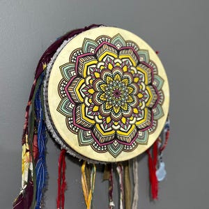 Tamburo sciamanico tradizionale da 15 pollici - Design mandala colorato, tamburo di meditazione femminile, strumento rituale