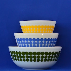 Set Of 3 Dot Pyrex Nesting Mixing Bowls - Yellow, Blue and Green Polka Dots - 4 Quart #404, 2.5 Quart #403, 1.5 Quart #402 - Made In USA