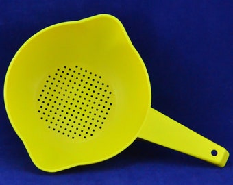 Tupperware One Quart Colander - Amarillo - Tupperware 1200 - Colador de mango largo - Cocina retro - Colador de plástico - Preparación de alimentos