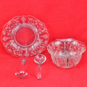 Mid-Century Fostoria Geteilte Mayo-Schale, 2 Schöpfkellen & Tablett mit geätztem Chintz-Muster - Geblasenes Glas - Gewürzschale - Servierschale - USA