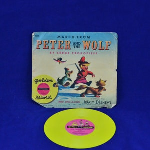以下が含まれることがあります： セルゲイ・プロコフィエフの「ピーターと狼」のヴィンテージビニールレコードとスリーブ。スリーブには、物語の登場人物のカラフルなイラストが描かれています。レコードは明るい黄色で、ピンク色のラベルが付いています。