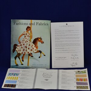 Livro raro de moda e tecidos da Penney de meados do século, guia de compra de tecidos, carta de pedido - primavera e verão de 1953 - publicidade ilustrada