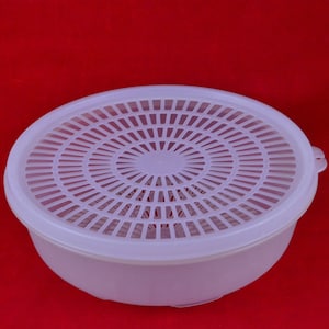 Vintage Tupperware Opaque Berry Strainer Colander #1830 with Lid #1871 - Plastic Colander or Strainer -Food Preparation - Kitchen Gadget