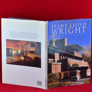 Puede incluir: Una portada de libro con una foto de un edificio de ladrillo con un gran voladizo. El título del libro es "Frank Lloyd Wright: Force of Nature" y el autor es Eric Peter Nash.