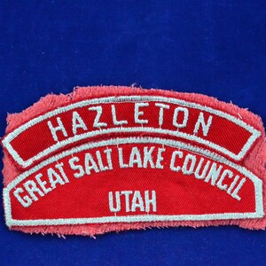 Puede incluir: Parche bordado rojo y blanco con el texto "Hazleton Great Salt Lake Council Utah".