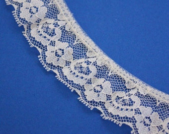 1 Yard of White Vintage Lace 1.25 Inches Wide - Floral Motif - Scalloped Edging