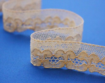 1 Yard of Beige Vintage Floral Lace 3/4 Inch Wide -Scalloped Edge