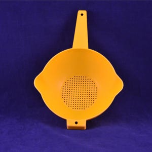 Tupperware Two Quart Colander - Yellow - Tupperware 1523-3 - Long Handled Strainer - Retro Kitchen - Plastic Colander Strainer - Food Prep