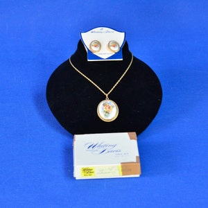 Wijting en Davis porselein ketting en Clip Earring Set -Yellow Roses Blue Forget-Me-Nots -Originele Doos-Originele Verkoop Display Card-1960s