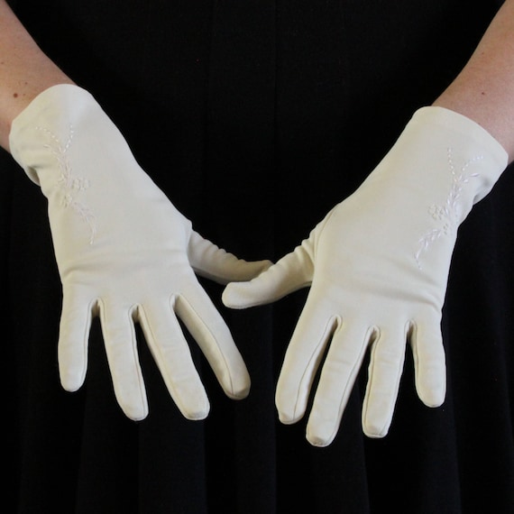 Vintage Wrist Length Evening Gloves in Cream - Dec