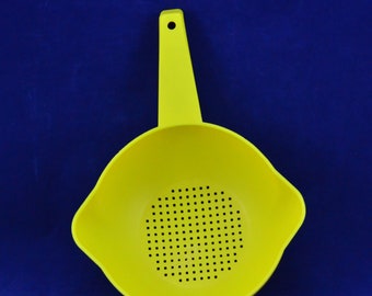 Tupperware Classic 1 Qt Green Colander – BPA-Free Plastic Strainer, Dishwasher Safe