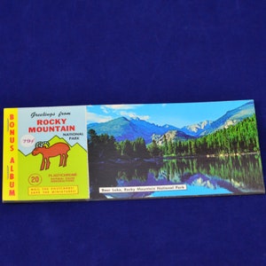 Rocky Mountain National Park Souvenir Postkartenbuch mit Photo Bonus – Plasticchrome von Colourpicture - Bear Lake, Colorado - 1960er Jahre