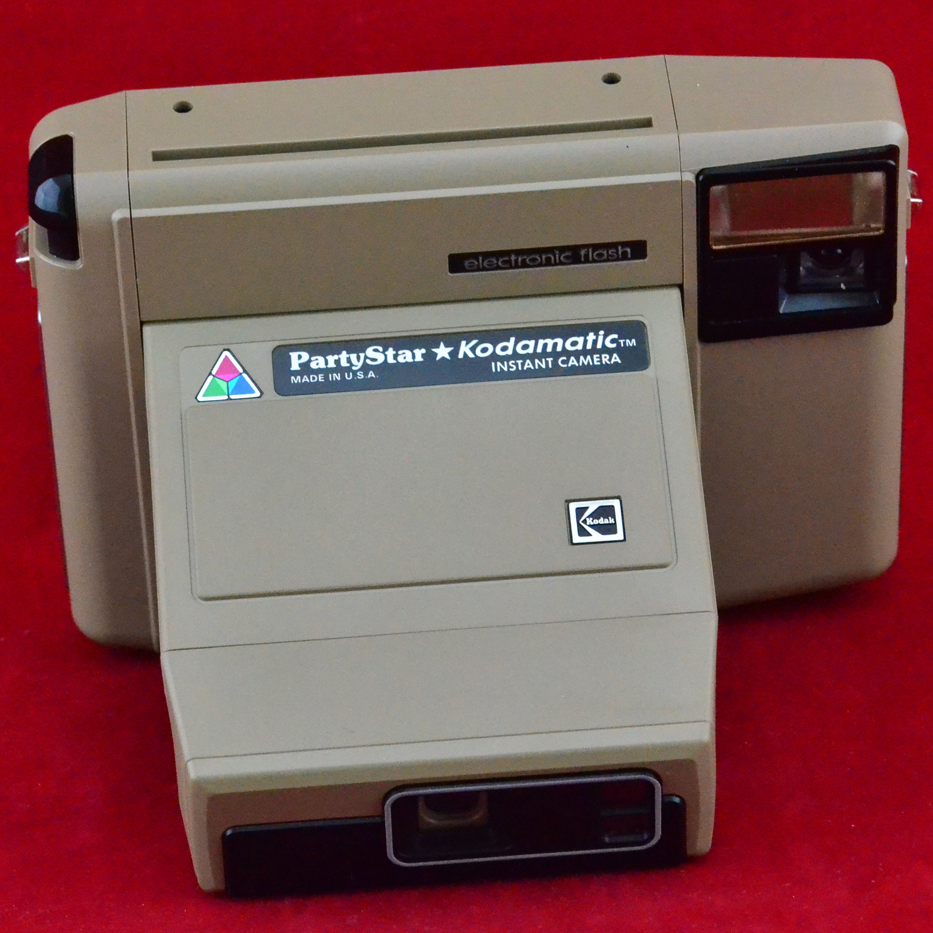 Kodak Instamatic Partystar Kodamatic Instant Camera Instant Polaroid Kodak Party Flash Ii-Kodamatic Instant Color Film  Fires/Not Film Tested Was Listed For On 10 Dec At  16:46 By Jewels1234 In Scottburgh (ID:574527366)