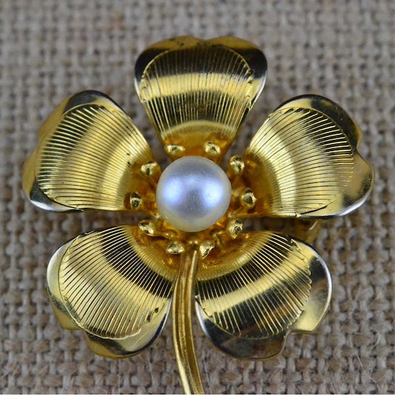 Vintage Gold Tone Flower Brooch or Pin With Faux Pearl