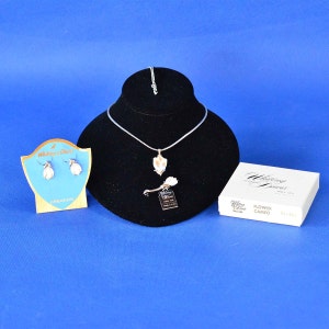 Wittling und Davis Blume Cameo Halskette, Clip Ohrringe & Brosche Set - Original-Box mit Verkauf Display-Karte