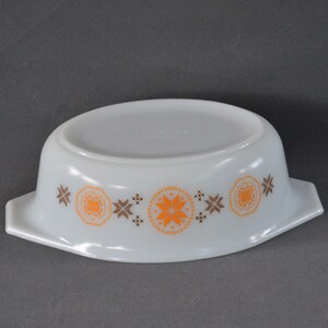 Town and Country Pyrex Bake-Serve-Store Oval Casserole Dish with Glass Lid - #43 - Corning - Folk Art Embroidery - Pennsylvania Dutch Hex