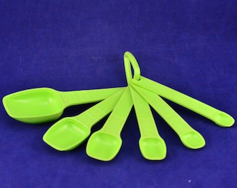Vintage Tupperware Stacking Snap Off Measuring Spoons in Lime Green - Set of 6 - Retro Kitchen Utensils - Food Prep, Cooking, Baking - 1970s