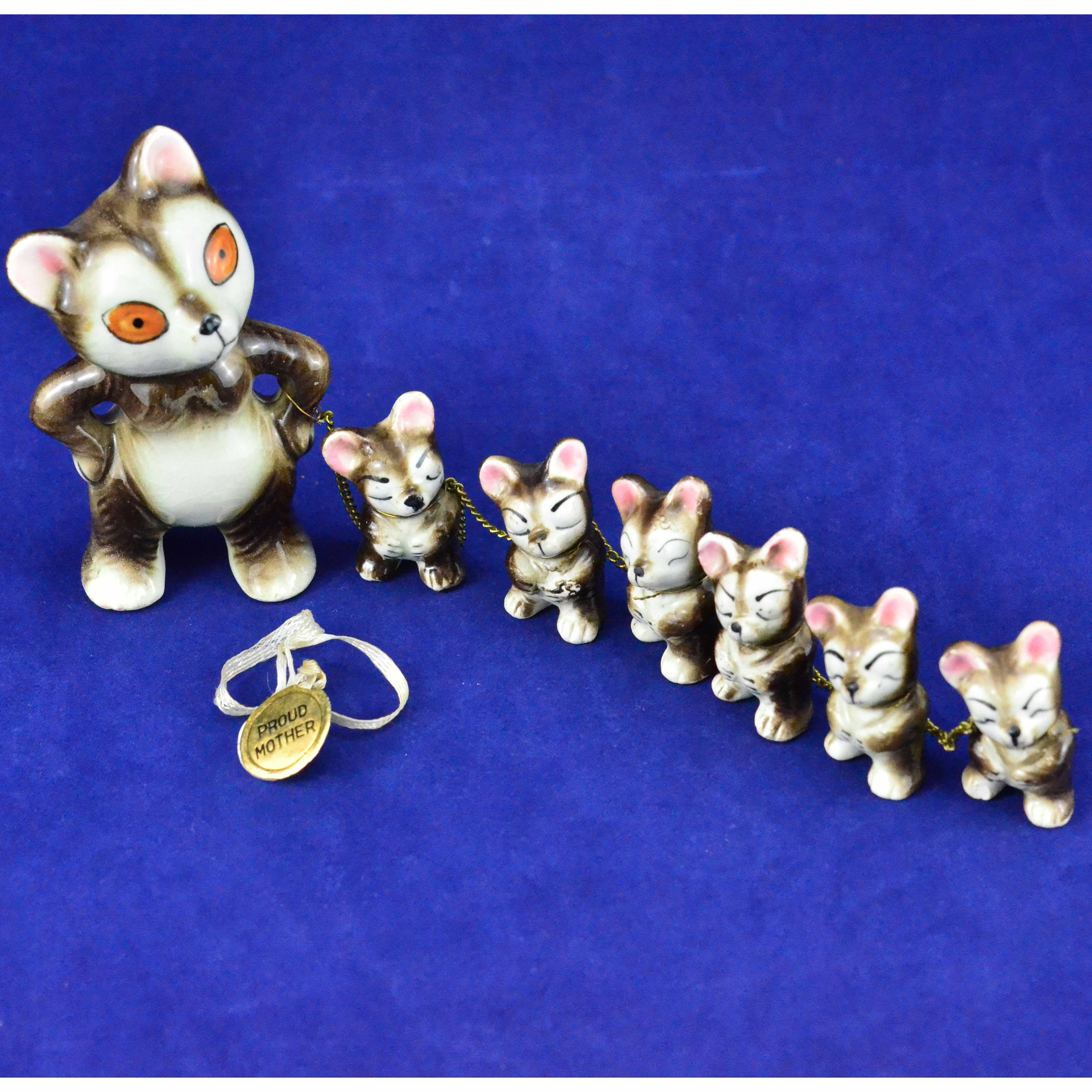 ヴィンテージ 磁器製 レッサーパンダの母熊と6匹の子熊の置物 - G