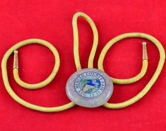 Vintage glitzernde Harz Merced County Fair Bolokrawatte - Goldspitzen - Gelbe geflochtene Schnur - Bolo Slide - Western Wear - Kalifornien