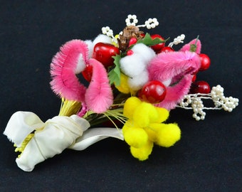 Corsage natalizio di metà secolo - Perline, scovolini, batuffoli di cotone, spilla natalizia con nastro - Festa natalizia con maglione brutto - Kitsch stravagante