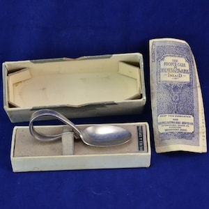 Cucchiaio per bebè curvo in piatto d'argento intarsiato di Mid-Century Holmes & Edwards - Modello da spettacolo ca. 1944 - Regalo per neonati - Scatola originale con documento di garanzia