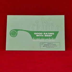 Peut inclure: Une brochure verte avec le titre "Good Eating with Beef" et le texte "PNW Bulletin 64, June 1963". La brochure est de l'Université d'Idaho, du bureau de vulgarisation agricole du comté de Bonneville.