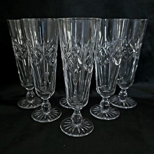Juego de seis copas de champán de cristal de mediados de siglo, en excelente estado, 175 mm (6 7/8&quot;).