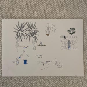 Peut inclure: Un dessin au trait noir et blanc d'un paysage avec des palmiers, une petite maison, une personne qui marche, un mur et un oiseau. Le texte "Cité de Batz" est écrit en français.