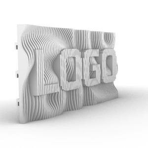 Puede incluir: Escultura de pared 3D blanca con la palabra "LOGO" formada por líneas verticales onduladas apiladas.