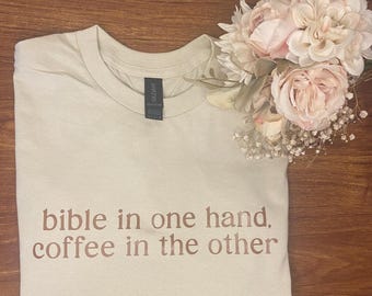 Maglietta "Bibbia in una mano, caffè nell'altra"