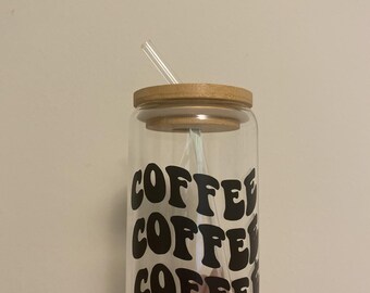 Taza de café de vidrio con tapa de bambú