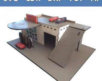 Könnte beinhalten: Ein Miniatur-Garage-Modell aus Holz mit dem Text "Karen's Garage" auf einem Schild. Das Modell umfasst eine Zapfsäule, eine Rampe und mehrere Spielzeugautos. Das Bild enthält auch den Text "SVG - CDR - DXF - PDF - AI".