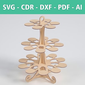 Pode incluir: Um suporte de exibição de três níveis em madeira clara com plataformas circulares com um design recortado em forma de flor. O topo inclui uma alça circular. O texto SVG - CDR - DXF - PDF - AI é exibido em branco numa faixa verde.