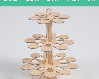 Könnte beinhalten: Ein dreistufiger Präsentationsständer aus hellem Holz mit kreisförmigen Ebenen in einem blumenartigen Ausschnittdesign. Die Oberseite hat einen runden Griff. Der Text SVG - CDR - DXF - PDF - AI steht in Weiß auf einem grünen Banner.