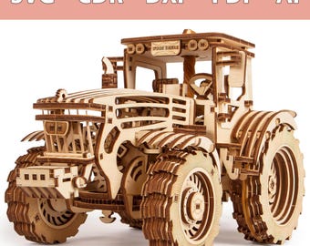 Op de afbeelding: Een houten model van een tractor met een gedetailleerd ontwerp. De tractor is gemaakt van lichtbruin hout en heeft een zwart stuurwiel. De tractor heeft een grote voorband en twee kleinere achterbanden. De tractor heeft een bord op de bovenkant met de tekst "WOOD TRACTOR".
