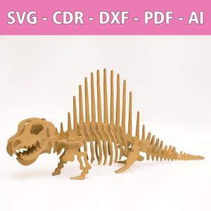 Könnte beinhalten: Ein beigefarbenes, lasergeschnittenes Holzmodell eines Dinosaurierskeletts. Das Modell weist einen detaillierten Kopf, eine Wirbelsäule und einen Schwanz auf, mit dem Text "SVG - CDR - DXX - PDF - AI". Der Dinosaurier ist vor weißem Hintergrund abgebildet.