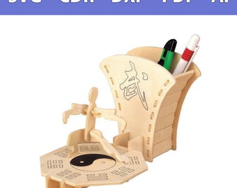 Op de afbeelding: Een bureau-organizer van licht hout met een waaiervormige pennenhouder met een Chinees karakter, een figuur in een vechtsportpose en een achthoekige basis met een yin-yang symbool en trigrammen. Bevat tekst SVG - CDR - DXF - PDF - AI.