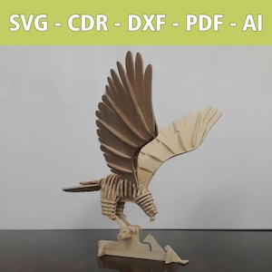 Könnte beinhalten: Eine Holzskulptur eines Adlers mit ausgebreiteten Flügeln. Der Adler sitzt auf einem Holzsockel. Die Skulptur besteht aus mehreren zusammengefügten Holzstücken.