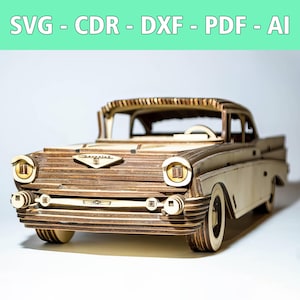 Puede incluir: Un kit de modelo de madera de un coche Chevrolet Bel Air clásico de 1957. El modelo está hecho de madera contrachapada cortada con láser y presenta detalles intrincados, incluyendo las molduras cromadas icónicas y el emblema de Chevrolet en la parrilla delantera.
