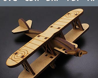 Op de afbeelding: Een houten model van een vintage biplane met een bruine houten afwerking. Het model is gedetailleerd met een propeller, vleugels en een staart.